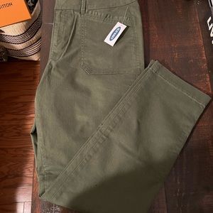 Old navy pixie mid rise pants.
